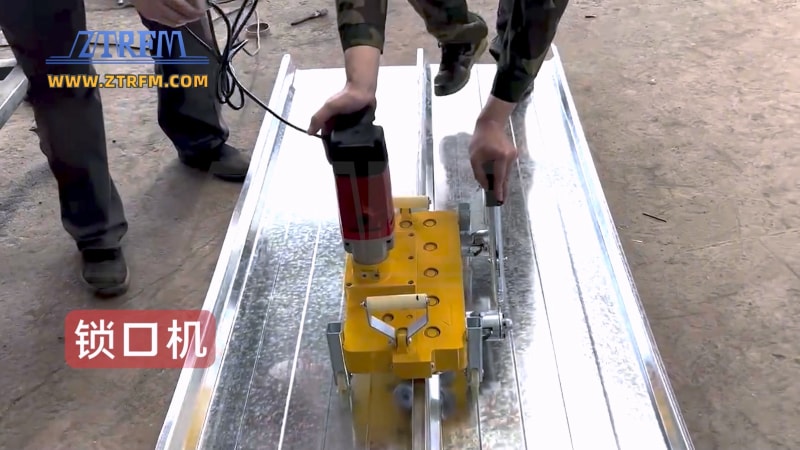 出口哥斯達(dá)黎加中拓KR18移動式全液壓閉口式屋頂面板成型機