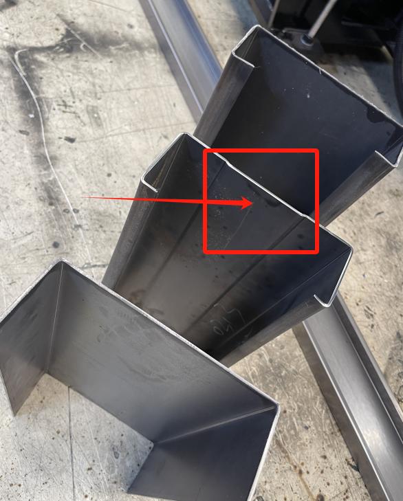 巴西客戶全自動PLC觸摸屏尺寸可調(diào)節(jié)CZ型鋼設備