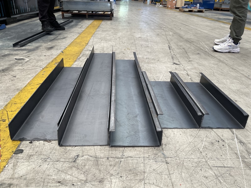 巴西客戶全自動PLC觸摸屏尺寸可調(diào)節(jié)CZ型鋼設備