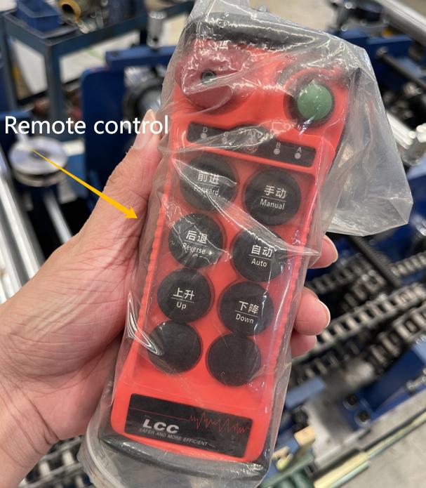 巴西客戶全自動PLC觸摸屏尺寸可調(diào)節(jié)CZ型鋼設備