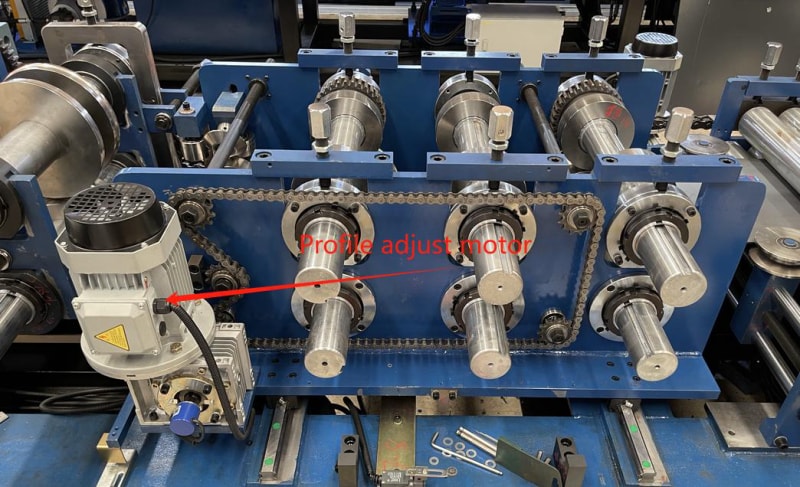 巴西客戶全自動PLC觸摸屏尺寸可調(diào)節(jié)CZ型鋼設備