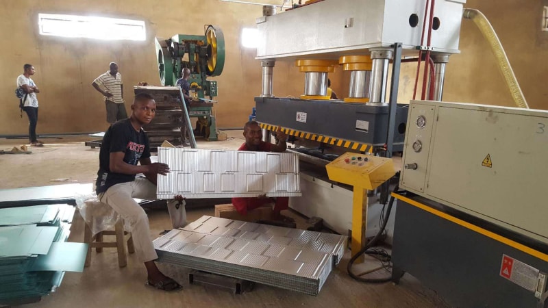 彩色石涂鋼屋面瓦生產線：現代耐用的屋面解決方案