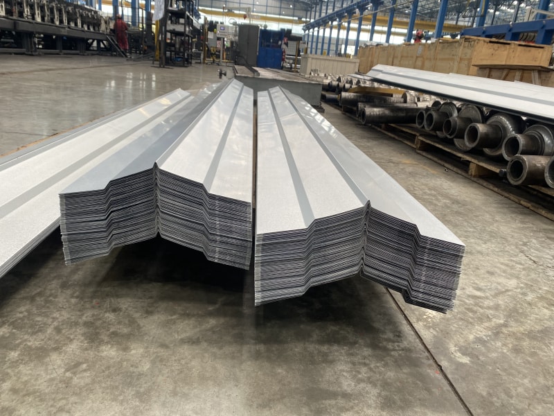 滄州中拓冷彎成型設備彩鋼脊瓦機順利抵達厄瓜多爾推動當地產業革新