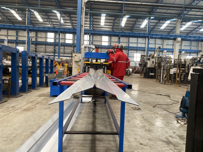 滄州中拓冷彎成型設備彩鋼脊瓦機順利抵達厄瓜多爾推動當地產業革新