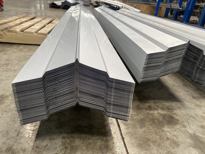 滄州中拓冷彎成型設備彩鋼脊瓦機順利抵達厄瓜多爾推動當地產業革新