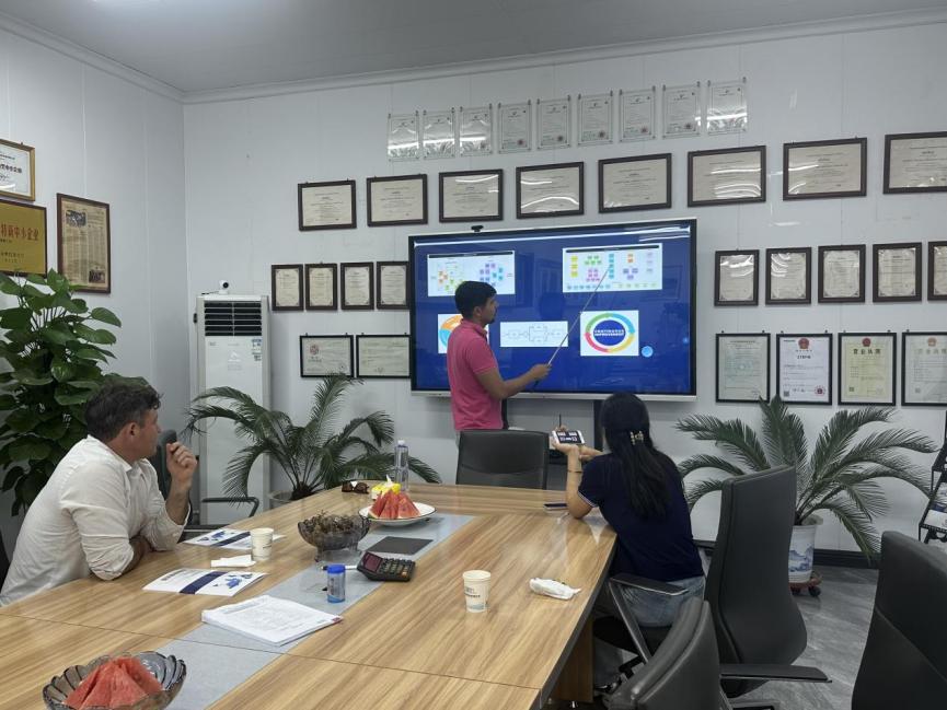 品質鑄就信任：巴西客戶批量采購PU復合板、琉璃瓦及TR35單板成型機