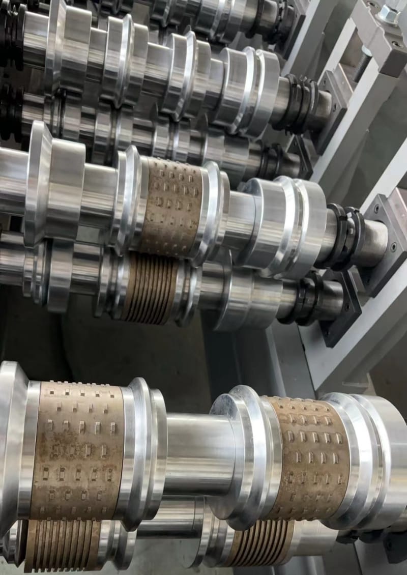 美國扣板滾壓成型機在建筑行業的應用與價值